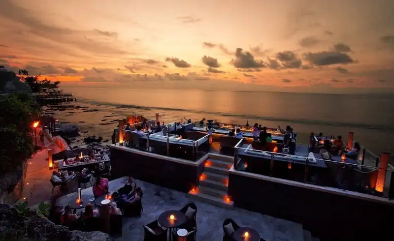 wanderlust-tips-the-rock-bar-quan-bar-ben-bo-bien-dep-tuyet-o-indonesia-1