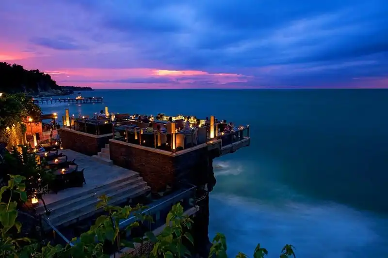 wanderlust-tips-the-rock-bar-quan-bar-ben-bo-bien-dep-tuyet-o-indonesia-2