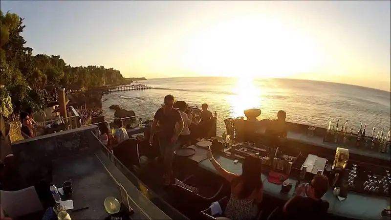 wanderlust-tips-the-rock-bar-quan-bar-ben-bo-bien-dep-tuyet-o-indonesia-7