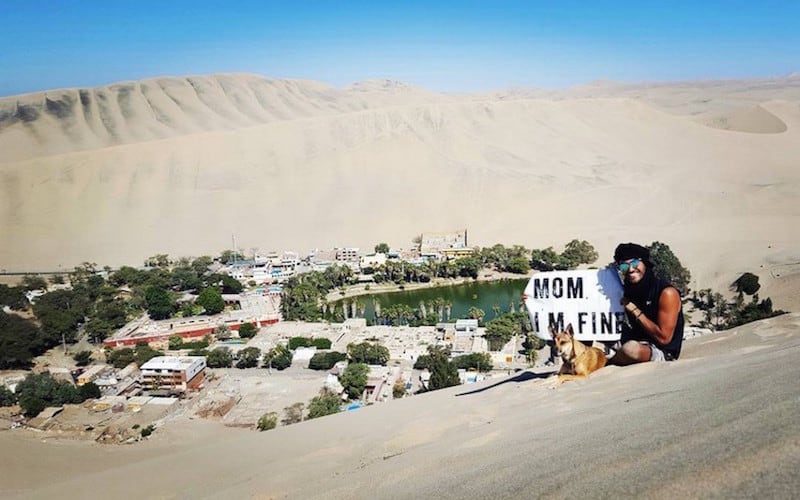 Chàng trai du lịch vòng quanh thế giới với tấm biển “Mẹ ơi, con ổn”