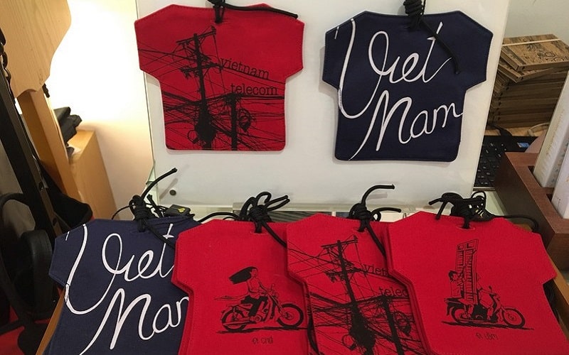 Dạo quanh Hà Nội ghé những shop đồ lưu niệm độc lạ 5 wanderlust tips dao quanh ha noi ghe nhung shop do luu niem doc la 0