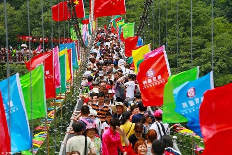 Biển người chen chúc nhau trên cầu đáy kính vì miễn phí vé