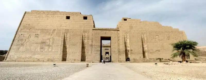 wanderlust tips 10 ngoi den co kien truc tuong nhat hanh tinh 10