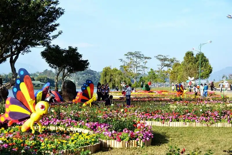 Điểm nhấn Hồ Xuân Hương tại Festival Hoa Đà Lạt 2017 5 wanderlust tips diem nhan ho xuan huong tai festival hoa da lat 2017 2