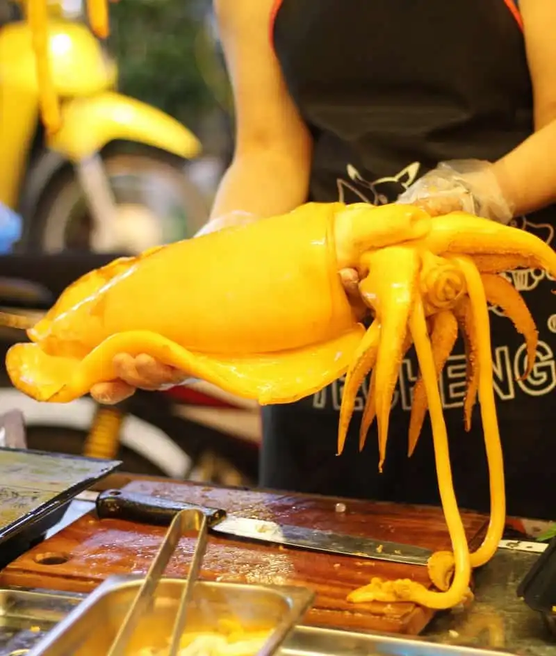 Mực khổng lồ - món ăn khiến giới trẻ Hà thành mê mẩn 7 wanderlust tips muc khong lo mon khien gioi tre ha thanh man 4