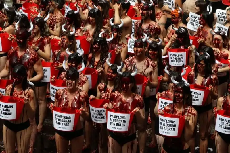 Người dân Tây Ban Nha biểu tình bán khỏa thân phản đối lễ hội "bò đuổi" 6 wanderlust tips nguoi dan tay ban nha bieu tinh ban khoa phan doi le hoi bo duoi 5