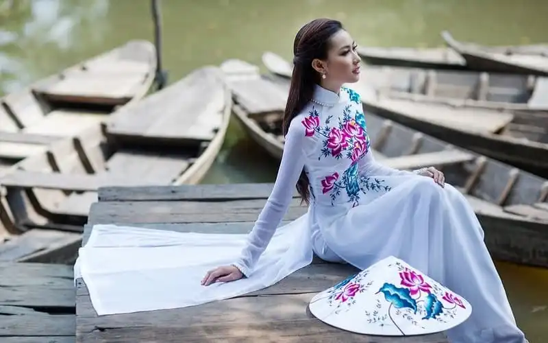 Tạp chí Argentina ca ngợi vẻ đẹp Áo dài của Việt Nam 8 wanderlust tips tap chi argentina ca ngoi ve dep ao dai cua viet nam 1