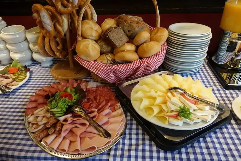 wanderlust tips thuong thuc 17 bua an sang dac trung cua cac quoc gia tren the gioi 15