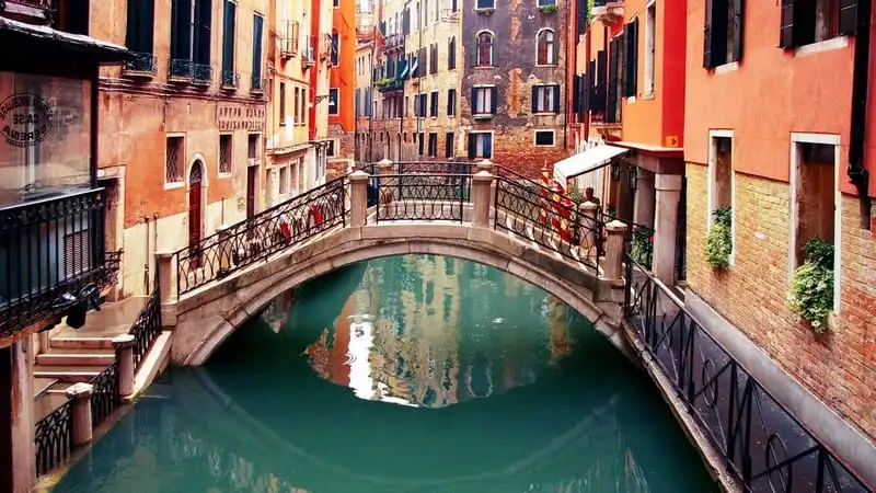 wanderlust tips venice ap dung nhieu quy dinh cam doi voi khach du lich 2
