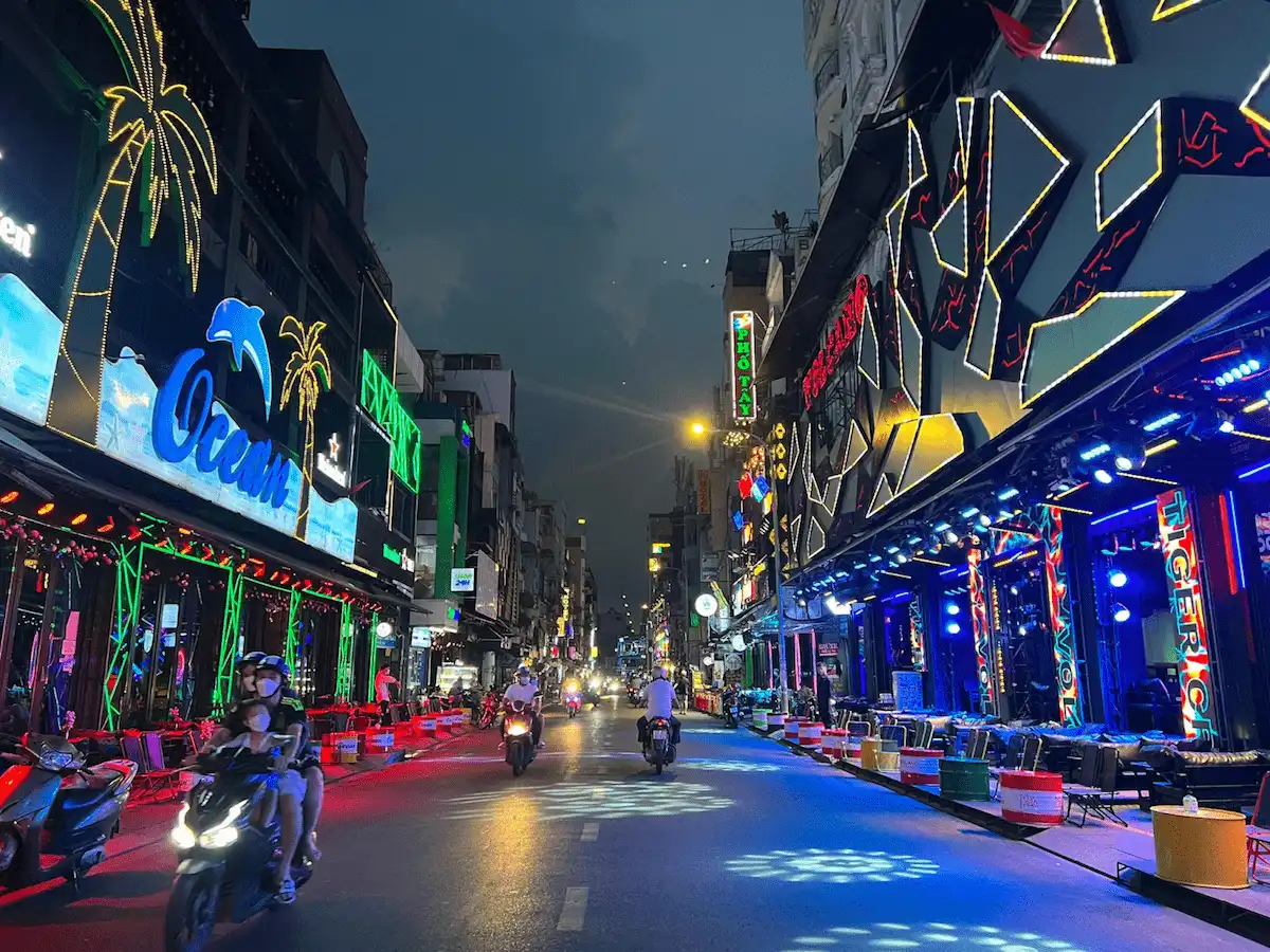 Phố đi bộ Bùi Viện: Từ con phố "Tây" đến điểm hẹn văn hóa quốc tế 7 pho-di-bo-bui-vien-sai-gon-soi-dong-ve-dem