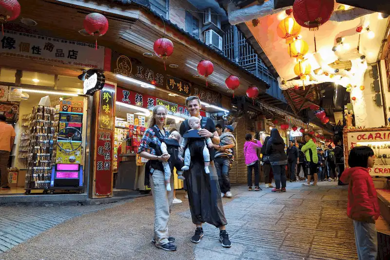 wanderlust tips chuyen du lich chau cua cap sinh doi 4 thang tuoi 10