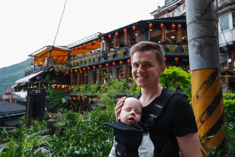 wanderlust tips chuyen du lich chau cua cap sinh doi 4 thang tuoi 11