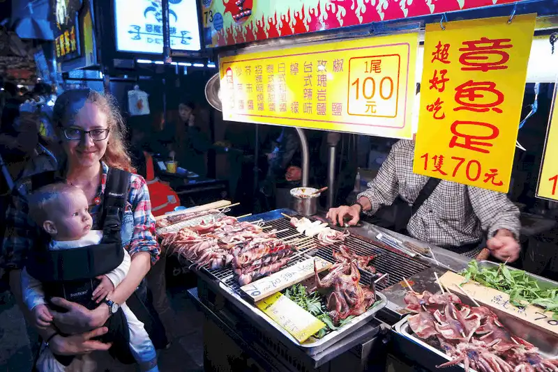 wanderlust tips chuyen du lich chau cua cap sinh doi 4 thang tuoi 12