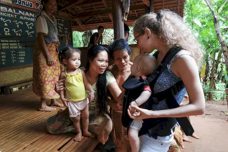 wanderlust tips chuyen du lich chau cua cap sinh doi 4 thang tuoi 16