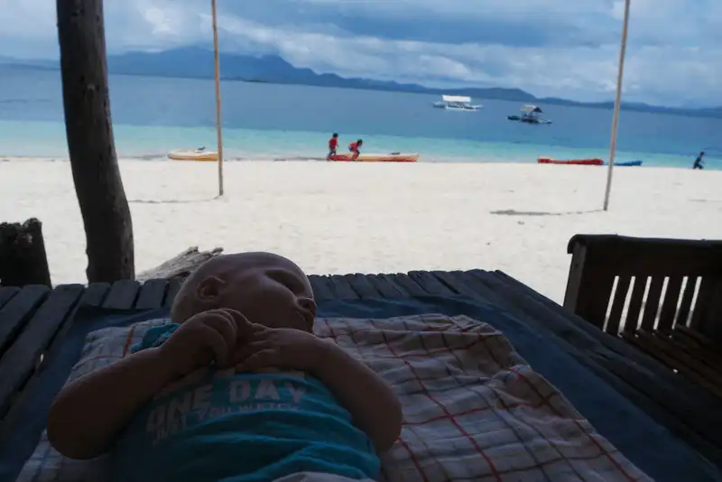 wanderlust tips chuyen du lich chau cua cap sinh doi 4 thang tuoi 18