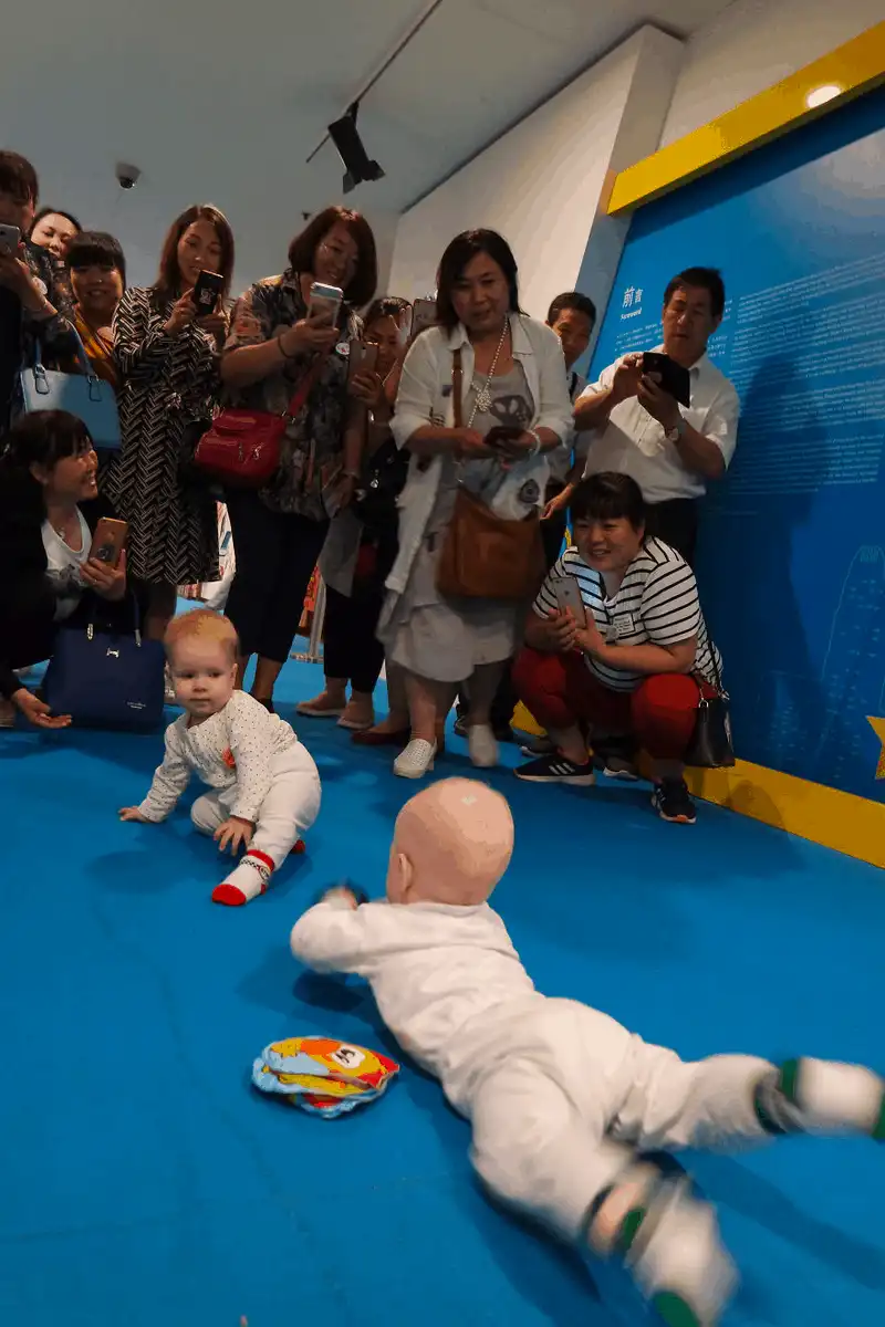 wanderlust tips chuyen du lich chau cua cap sinh doi 4 thang tuoi 24