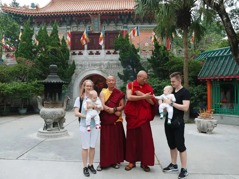 wanderlust tips chuyen du lich chau cua cap sinh doi 4 thang tuoi 25