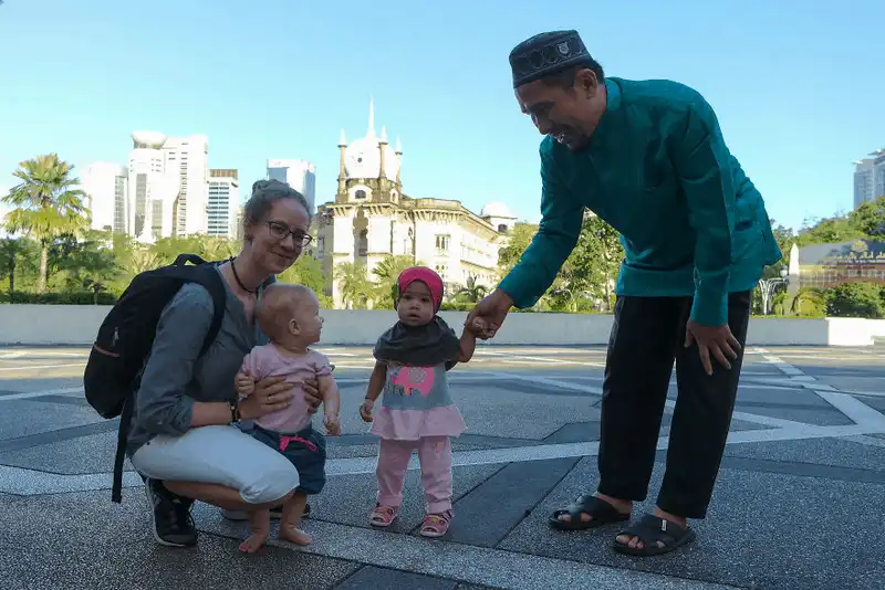 wanderlust tips chuyen du lich chau cua cap sinh doi 4 thang tuoi 34