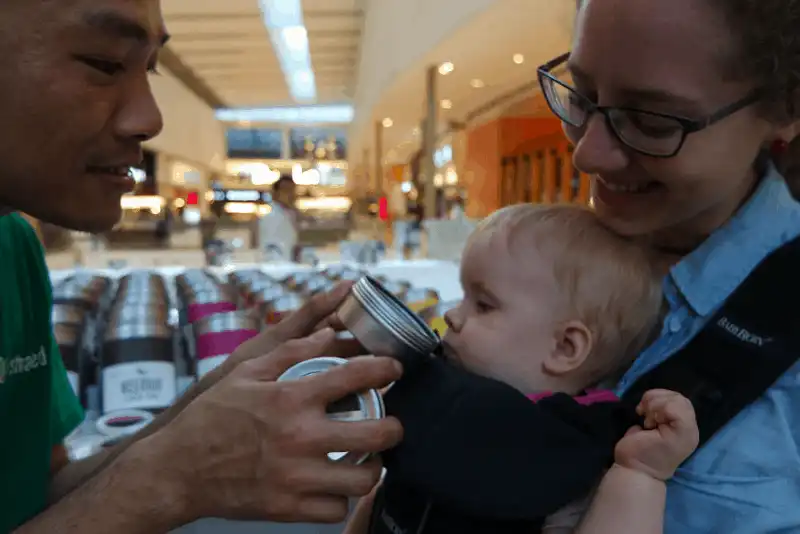 wanderlust tips chuyen du lich chau cua cap sinh doi 4 thang tuoi 36