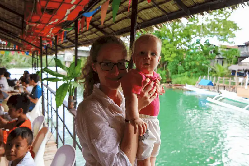 wanderlust tips chuyen du lich chau cua cap sinh doi 4 thang tuoi 6