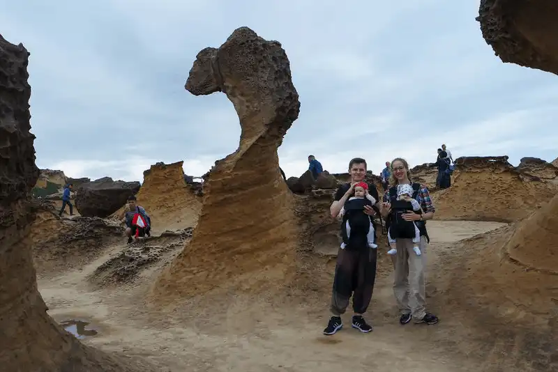 wanderlust tips chuyen du lich chau cua cap sinh doi 4 thang tuoi 9