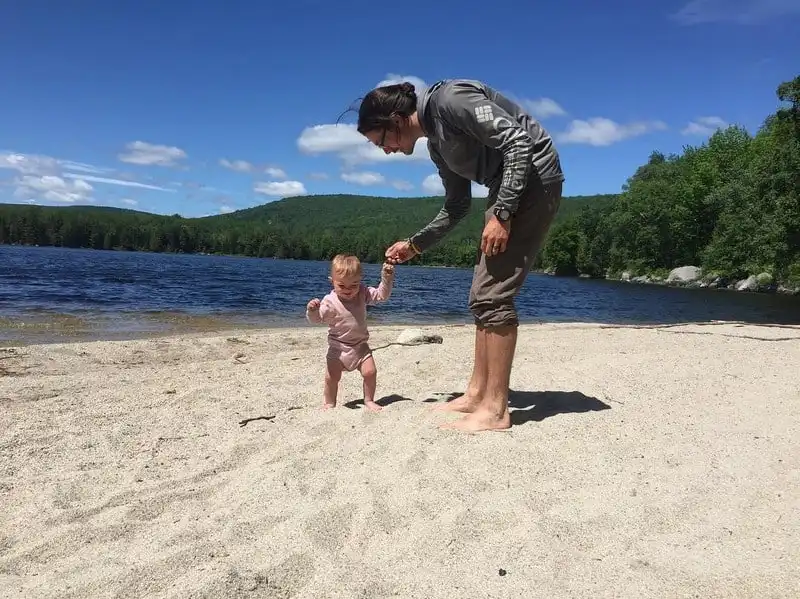 Đôi vợ chồng cõng con gái 15 tháng tuổi trekking 3.540km đường núi 12 wanderlust tips doi vo chong cong tren lung con gai 15 thang tuoi leo chang duong nui dai 3540km 1