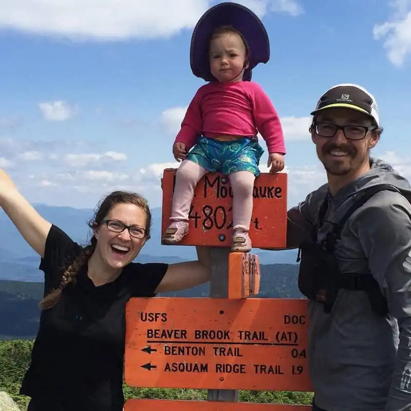 Đôi vợ chồng cõng con gái 15 tháng tuổi trekking 3.540km đường núi 8 wanderlust tips doi vo chong cong tren lung con gai 15 thang tuoi leo chang duong nui dai 3540km 6