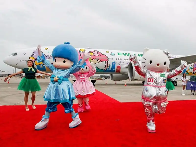 wanderlust tips ghe tham may bay hello kitty de thuong nhat hanh tinh 1