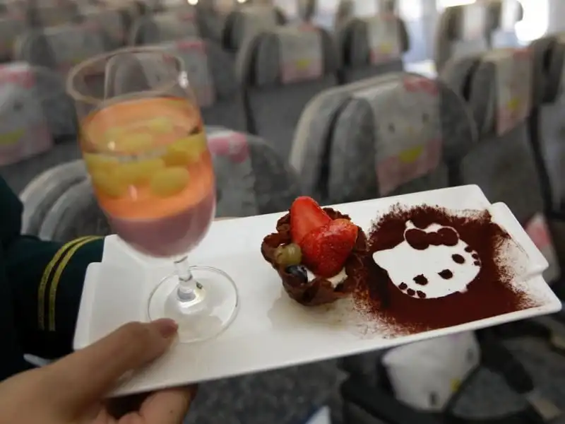 wanderlust tips ghe tham may bay hello kitty de thuong nhat hanh tinh 10