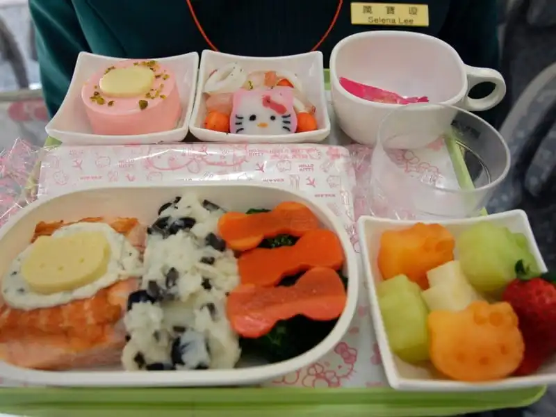 wanderlust tips ghe tham may bay hello kitty de thuong nhat hanh tinh 9