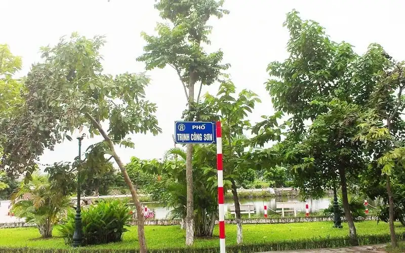wanderlust tips ha noi sap khai truong pho di bo trinh cong son 1