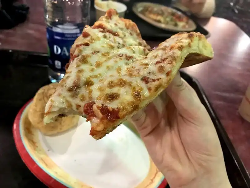 wanderlust tips kham pha nhung dieu thu vi ben trong khach san disney 17