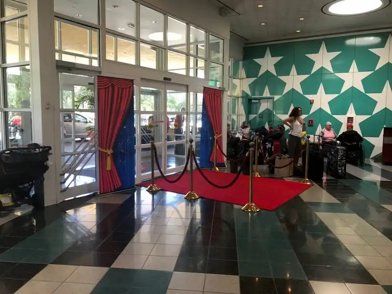 wanderlust tips kham pha nhung dieu thu vi ben trong khach san disney 3