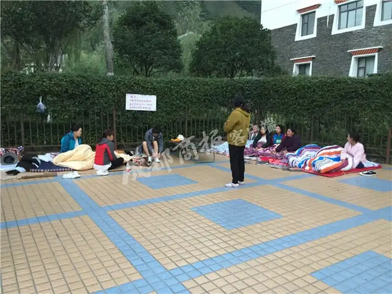 wanderlust tips thien duong ha gioi cuu trai cau tan hoang sau vu dong dat 7 do richter 1