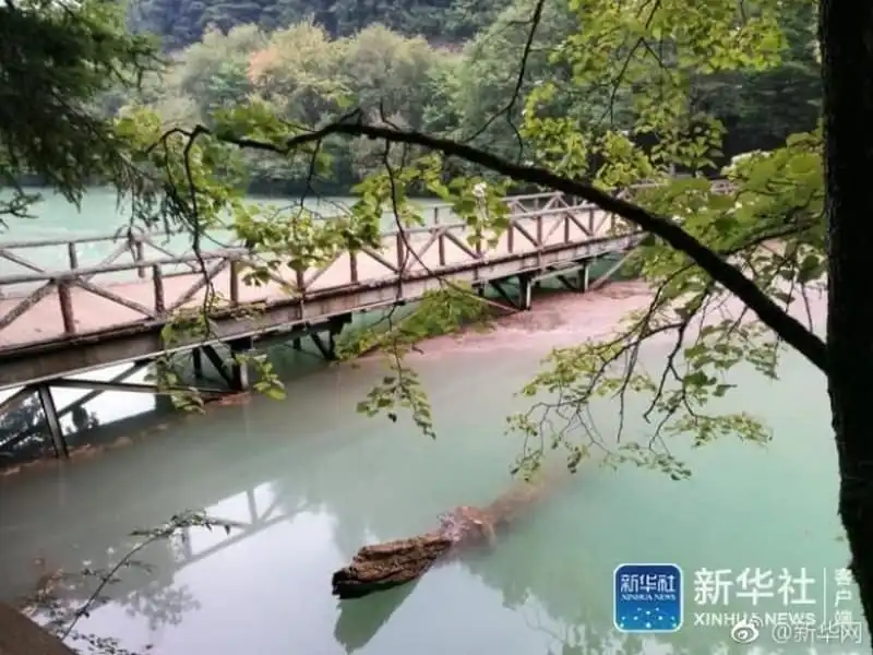 wanderlust tips thien duong ha gioi cuu trai cau tan hoang sau vu dong dat 7 do richter 5