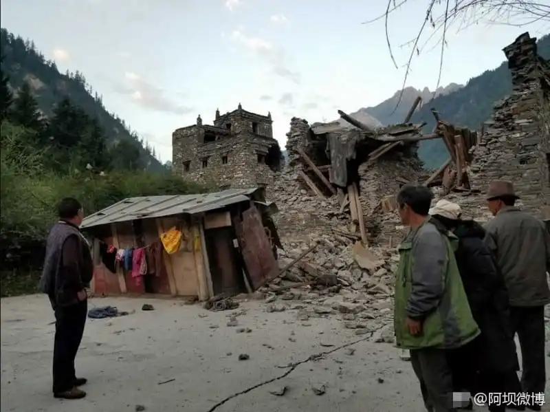 wanderlust tips thien duong ha gioi cuu trai cau tan hoang sau vu dong dat 7 do richter 7