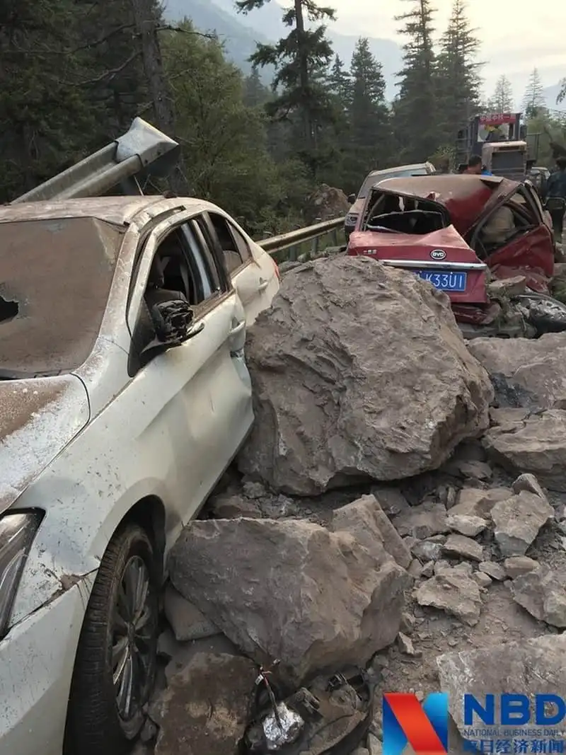 wanderlust tips thien duong ha gioi cuu trai cau tan hoang sau vu dong dat 7 do richter 9