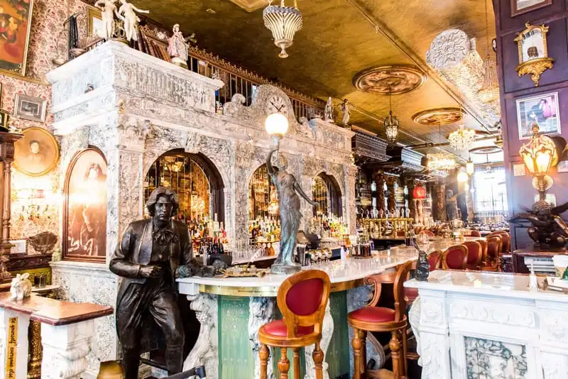 wanderlust tips quan ruou oscar wilde quyen ru voi quay bar dai nhat thanh pho tai New York2