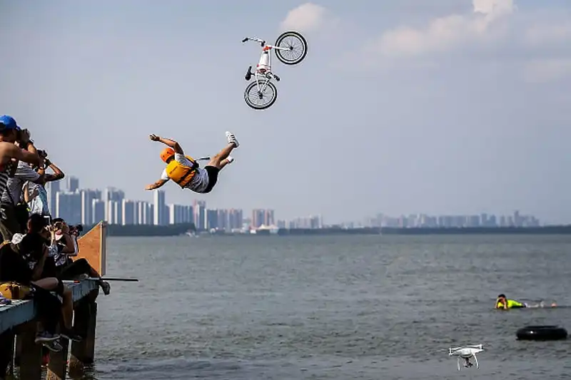 wanderlust tips tranh tai voi xe dap mao hiem tai le hoi nhay xe dap tai trung quoc10