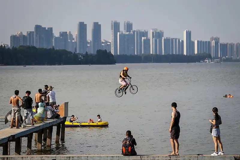 wanderlust tips tranh tai voi xe dap mao hiem tai le hoi nhay xe dap tai trung quoc11