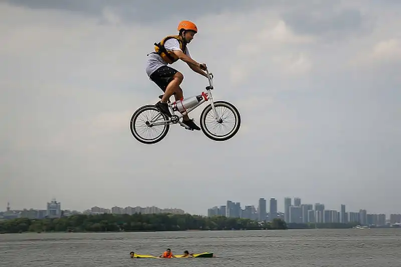 wanderlust tips tranh tai voi xe dap mao hiem tai le hoi nhay xe dap tai trung quoc2