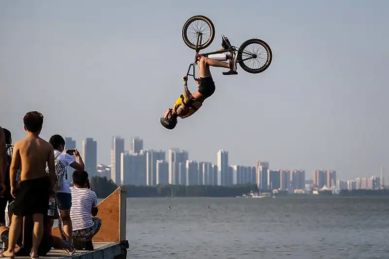 wanderlust tips tranh tai voi xe dap mao hiem tai le hoi nhay xe dap tai trung quoc3