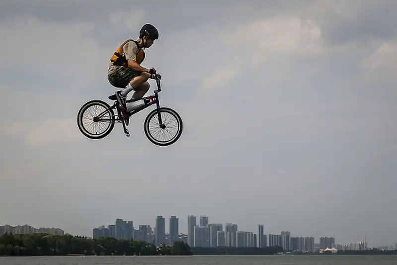 wanderlust tips tranh tai voi xe dap mao hiem tai le hoi nhay xe dap tai trung quoc4