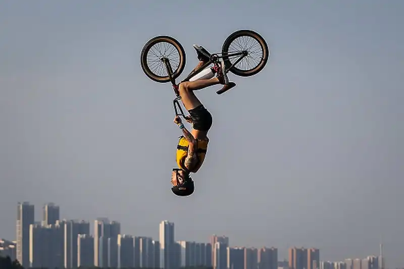 wanderlust tips tranh tai voi xe dap mao hiem tai le hoi nhay xe dap tai trung quoc5