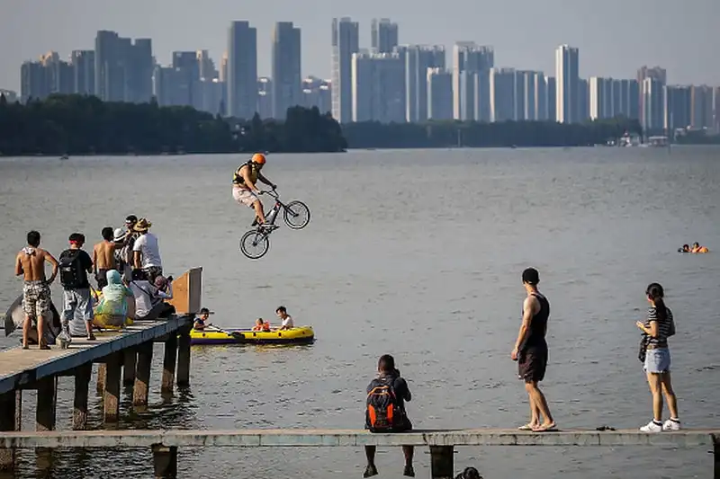 wanderlust tips tranh tai voi xe dap mao hiem tai le hoi nhay xe dap tai trung quoc6