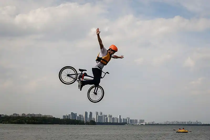 wanderlust tips tranh tai voi xe dap mao hiem tai le hoi nhay xe dap tai trung quoc9