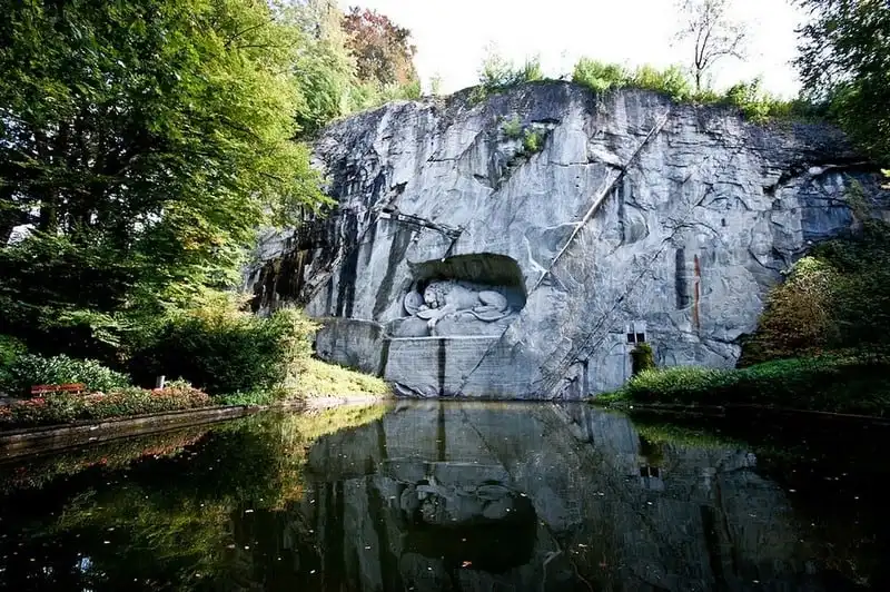 Hé lộ bí mật về tượng đài sư tử đá ở Lucerne, Thụy Sỹ 9 wanderlust tips tuong su tu da o thanh pho Lucerne thuy sy4