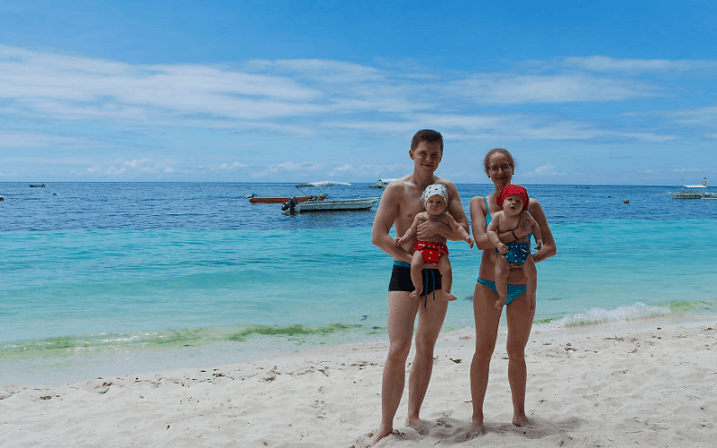 wanderlust tips chuyen du lich chau cua cap sinh doi 4 thang tuoi 0