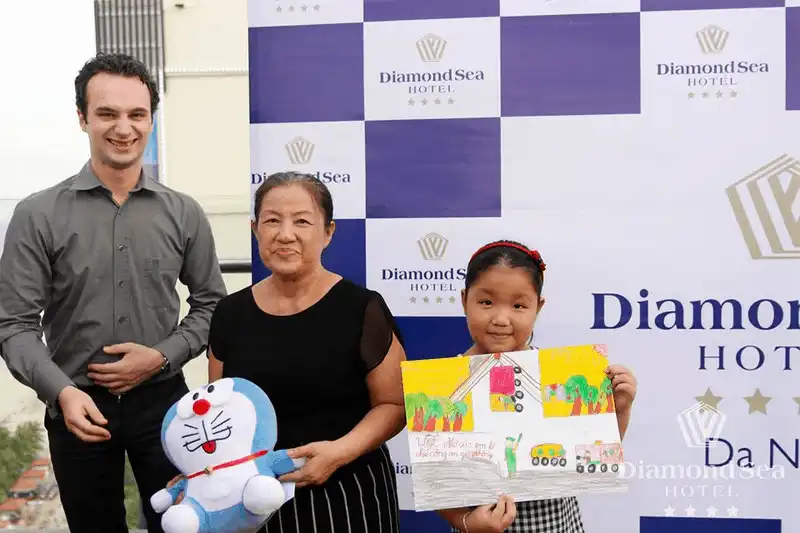 Các em nhỏ hào hứng tham gia cuộc thi vẽ tranh tại khách sạn Diamond Sea 26 wanderlust tips cac em nho hao hung tham gia cuoc thi ve tranh tai khach san diamond sea 1