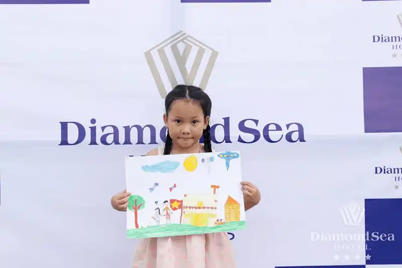 Các em nhỏ hào hứng tham gia cuộc thi vẽ tranh tại khách sạn Diamond Sea 18 wanderlust tips cac em nho hao hung tham gia cuoc thi ve tranh tai khach san diamond sea 10